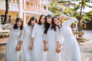 Tại Sao Nên Thuê Áo Dài Tại Áo Dài Bảo Ngọc? Khi cần thuê áo dài cho các dịp như chụp kỷ yếu, cưới hỏi, sự kiện, lễ Tết, chụp sen, chụp ngoại cảnh… điều đầu tiên bạn cần là một địa chỉ uy tín, chất lượng, giá hợp lý và phục vụ tận tâm. Trong vô vàn cửa hàng áo dài tại Hà Nội, Áo Dài Bảo Ngọc – 54 Phùng Hưng, Hà Đông là một cái tên được hàng nghìn khách hàng tin tưởng lựa chọn. Vậy điều gì làm nên sự khác biệt của Bảo Ngọc? 1. Mẫu mã phong phú – Cập nhật xu hướng liên tục Tại Áo Dài Bảo Ngọc, bạn có thể tìm thấy hơn 500+ mẫu áo dài khác nhau, phù hợp với mọi nhu cầu: ✅ Áo dài trắng học sinh – dành cho chụp ảnh kỷ yếu ✅ Áo dài cách tân – phong cách trẻ trung, hiện đại ✅ Áo dài hoa nhí vintage – nhẹ nhàng, nữ tính ✅ Áo dài mẹ cô dâu, sui gia – sang trọng, quý phái ✅ Áo dài truyền thống, áo dài vẽ tay, áo dài cưới hỏi Mẫu mới được cập nhật liên tục mỗi tháng, giúp khách hàng luôn bắt kịp xu hướng thời trang và không lo bị lỗi mốt khi lên ảnh. 2. Đầy đủ size, chuẩn form dáng cho mọi vóc người Không phải ai cũng có dáng người giống nhau, và Bảo Ngọc hiểu điều đó. Vì vậy: Áo được thiết kế nhiều size từ S – 5XL Có form ôm dáng, suông, tay thường, tay bồng để phù hợp mọi dáng người Có sẵn size cho người gầy, người mũm mĩm, mẹ bầu, người trung tuổi Khi đến thử áo, bạn sẽ được tư vấn chọn mẫu sao cho che khuyết điểm, tôn dáng và lên hình đẹp nhất. 3. Chất liệu cao cấp – Lên ảnh đẹp, mặc thoải mái Tất cả áo dài tại cửa hàng đều được may từ các chất liệu lụa Nhật, lụa tơ tằm, chiffon, voan lụa… nhẹ, mát, co giãn nhẹ, giúp bạn thoải mái vận động trong lúc chụp hình hay dự sự kiện dài ngày. Đặc biệt, áo luôn được là hơi, ủi phẳng, kiểm tra kỹ càng trước khi giao, đảm bảo chỉn chu đến từng chi tiết.